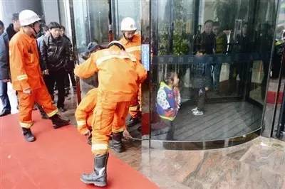 成长不易，小孩卡手需警惕！娄底新化某幼儿园小床竟“咬住”女孩手指！