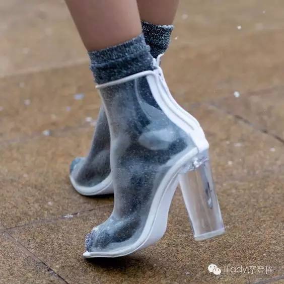 今年最火的短靴白色显瘦,2022最流行的鞋子百搭短靴