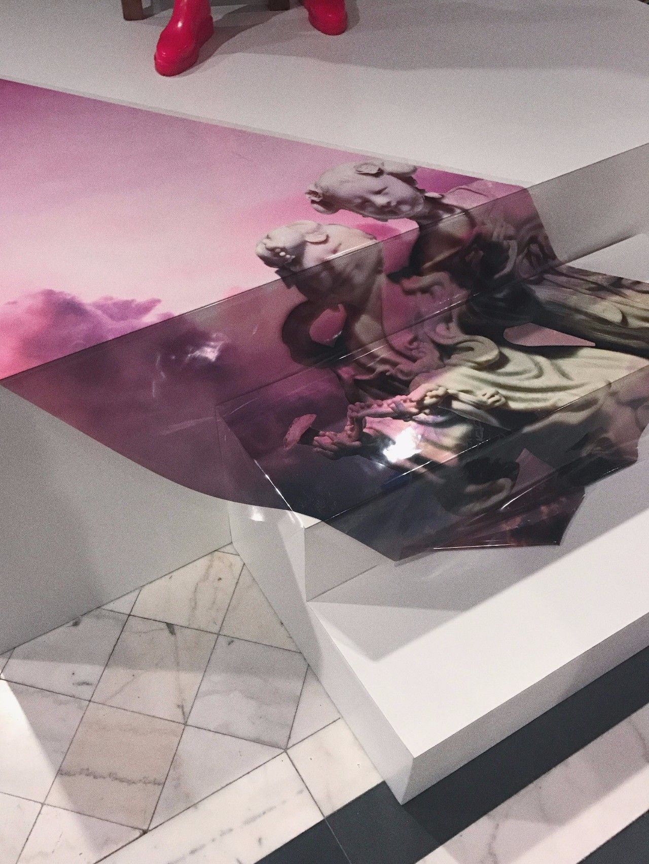 我们在上海时装周最忙的档口，“入侵”了设计师们的手机相册