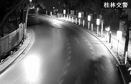 南塘高速路口一小车撞击护栏着火,车辆过弯道不减速撞护栏起火