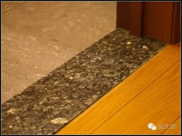 一边铺瓷砖一边铺地膜,一边贴砖一边填缝吗