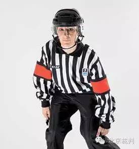 手势裁判,冰球比赛进球裁判手势