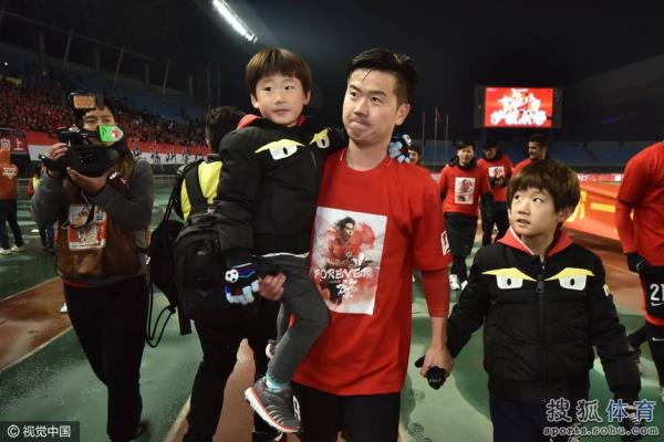 辽足欢庆保级肇俊哲光荣退役被队友抛起