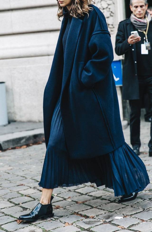 时髦大衣搭配,黑色毛呢大衣配什么颜色百褶裙