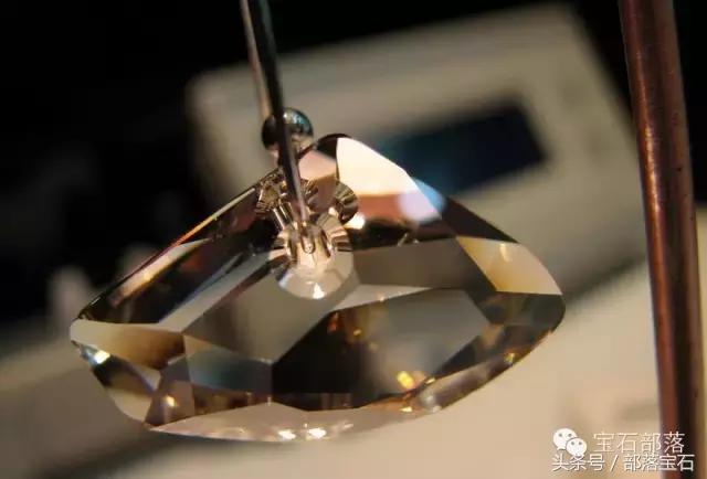 如何辨别钻石仿品,一张图教你区分钻石和仿钻