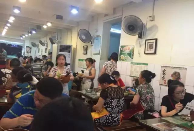 离开成都这多年，发现心念念的还是这碗4块钱的汤饭