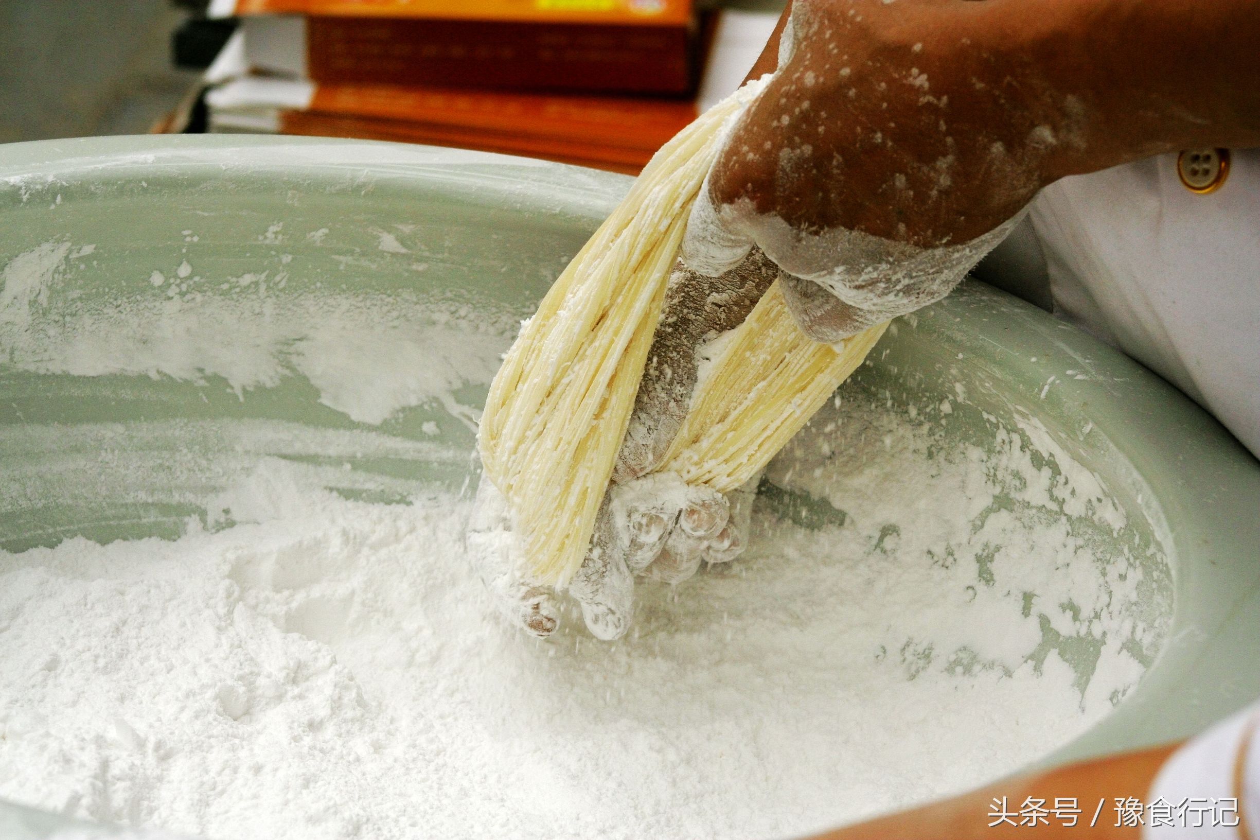 洛阳本地人必去的地方,洛阳丽景门和十字老街