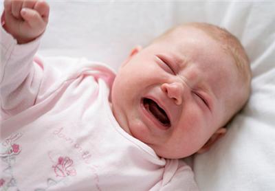 婴儿脸上红红的一片很粗糙还脱皮,婴儿脸上脱皮是怎么回事