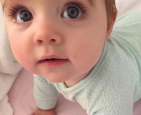 顶着这样的睫毛出街，让人尴尬症都犯了！