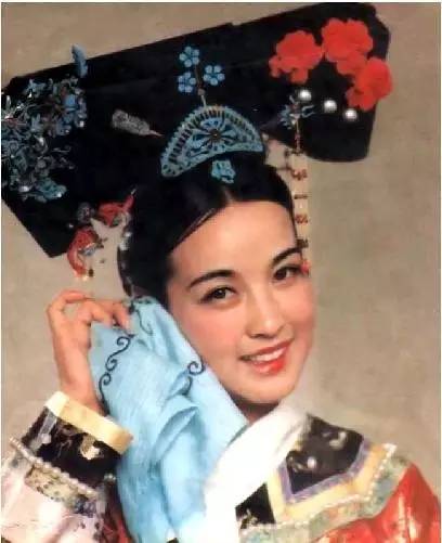 刘晓庆与友人庆生，61岁颜值不老，曾和姜文组CP