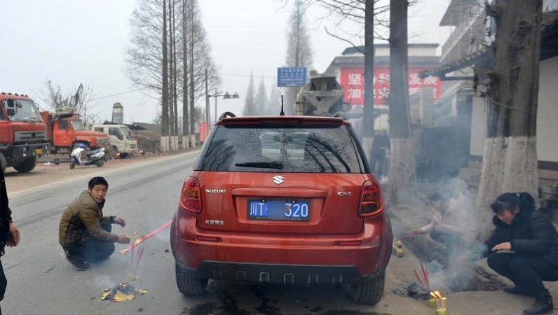 买新车回家放礼炮,今天提了新车放个鞭炮庆祝一下