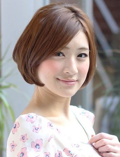 大饼脸双下巴适合什么短发发型,大饼脸头发少的女生适合什么短发