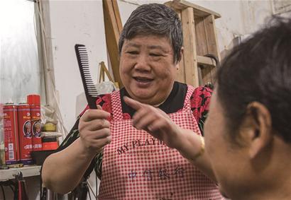 剃头匠“胖嬷嬷”带着老手艺坚持45年！