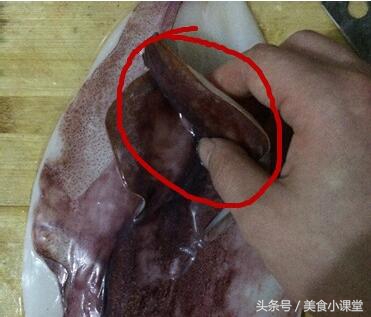 清洗鱿鱼时要把外皮剥掉吗,清洗整条鱿鱼