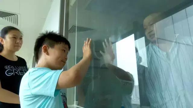 六十五年前那个给毛主席献花的小姑娘，为何在央视舞台上转身落泪