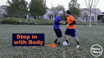 足球1v1防守技能训练多种方法,足球防守技巧与套路图解