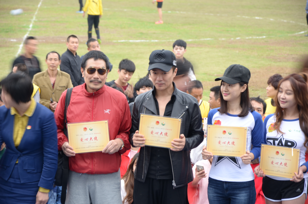 横店明星公益足球赛今日开赛，华少、钱泳辰、吕一、何中华出席