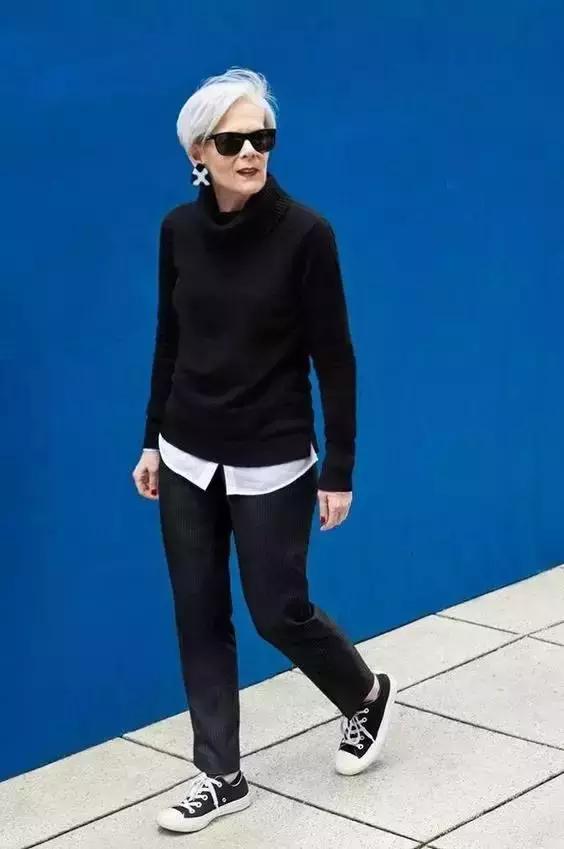 60岁老太跳广场舞,比较胖的老奶奶跳的广场舞