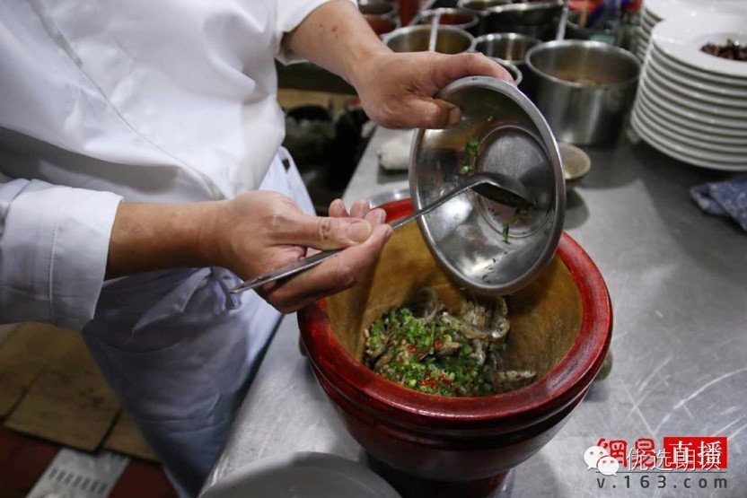 舌尖上的云南第二期：毛主席都夸赞的汽锅鸡是这样做出来的