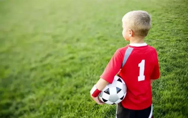 我喜欢踢足球一年级,我喜欢踢足球英文