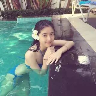 新加坡女孩在中国火速蹿红，背景大起底（星二代+干爹）