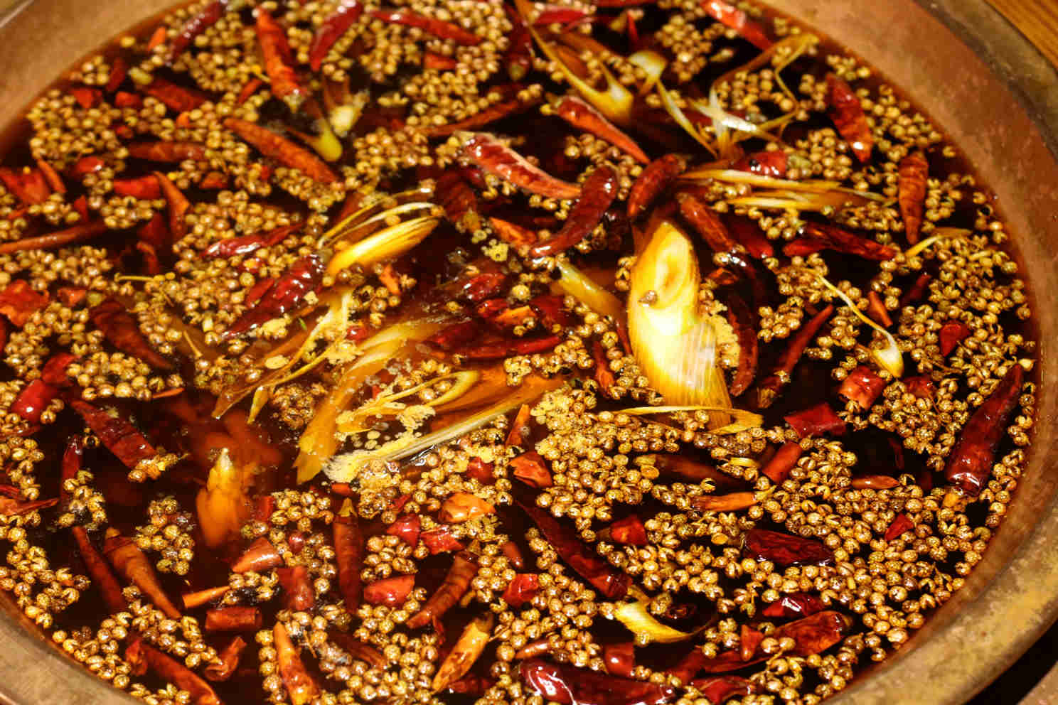 重庆和成都火锅流派有什么不同,四川和重庆的火锅最为出名怎么说