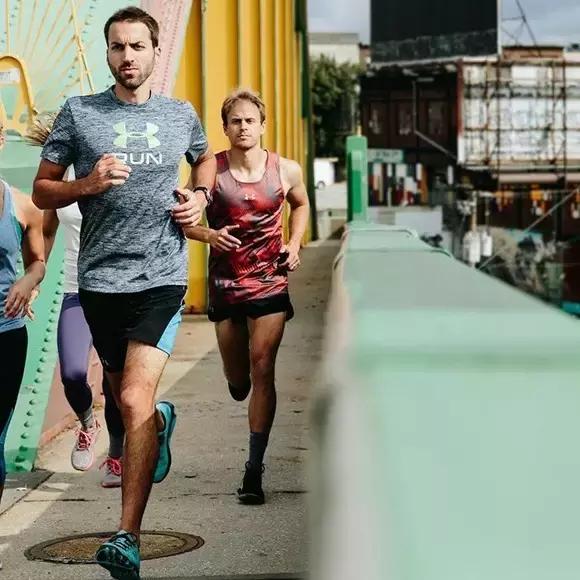 它靠一款紧身衣猛追Nike，成为北美第二大运动品牌