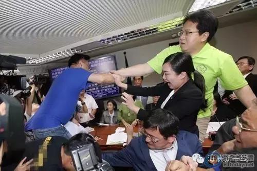 *进党民**的“野蛮游戏”，让昔日“战友”黄国昌哭红了脸