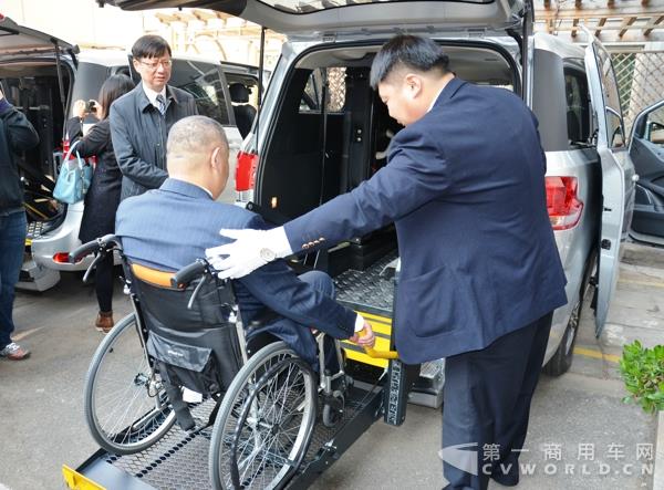 无障碍出行不再是问题！上汽大通联合首汽推出网约多功能车