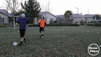 足球1v1防守技能训练多种方法,足球防守技巧与套路图解