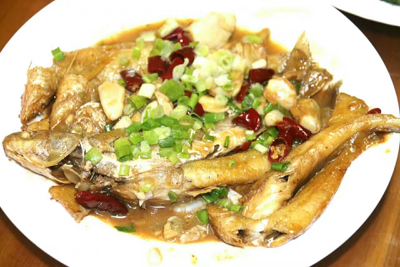 海边渔民家常鱼做法,海边人的家常菜上桌汤汁都不剩