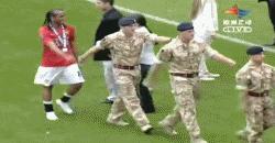 足球场上用生命防守瞬间,足球场上的救人感人瞬间