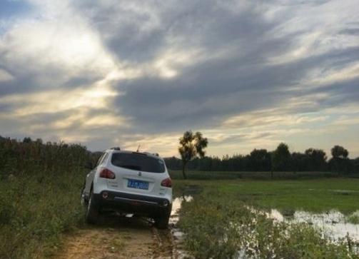 车子陷进雪里出不来怎么办,车子陷在泥里出不来怎么办