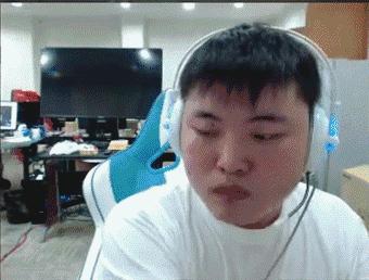 uzi喷水名场面倒放,uzi直播喷卷毛视频