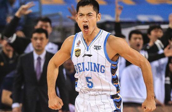 易建联脱鞋事件怎么回事,易建联脱鞋事件是哪双鞋子