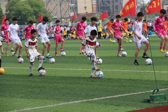 足球场球迷疯狂闯进场内,足球疯狂球迷冲场庆祝