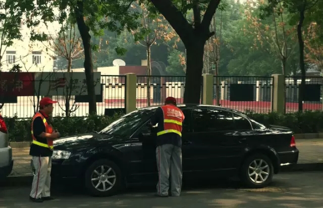 交通协管员“贴条”,是违法的吗?