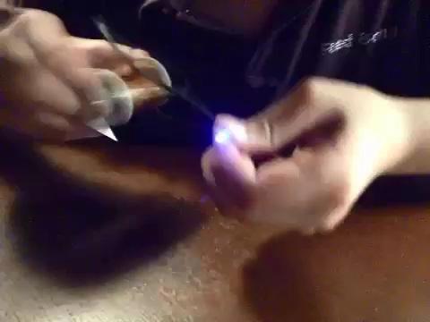 小学生自制电动发电机科学小实验,科学老师制作了一个风力发电机