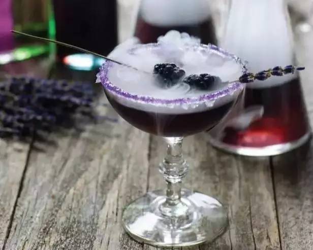 惊声尖叫万圣节|如何用一杯鸡尾酒迅速进入邪魅狂狷世界？