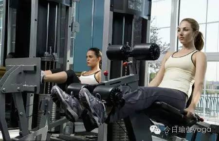 哑铃一周全身训练计划,在宿舍哑铃一周训练计划