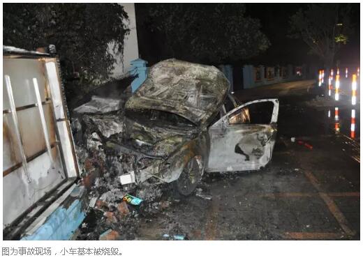 南塘高速路口一小车撞击护栏着火,车辆过弯道不减速撞护栏起火