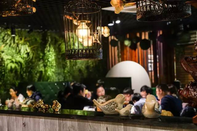 这家餐厅的环境和菜品味道都很棒,这家餐厅菜不好吃却天天爆满