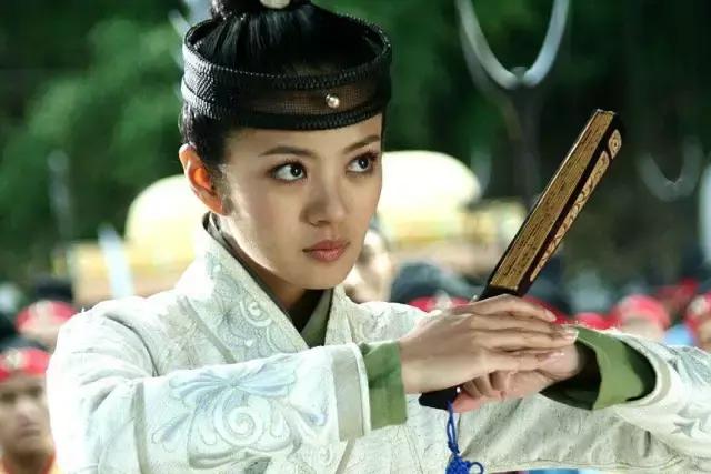 红妆扬眉剑出鞘运筹帷幄傲群豪