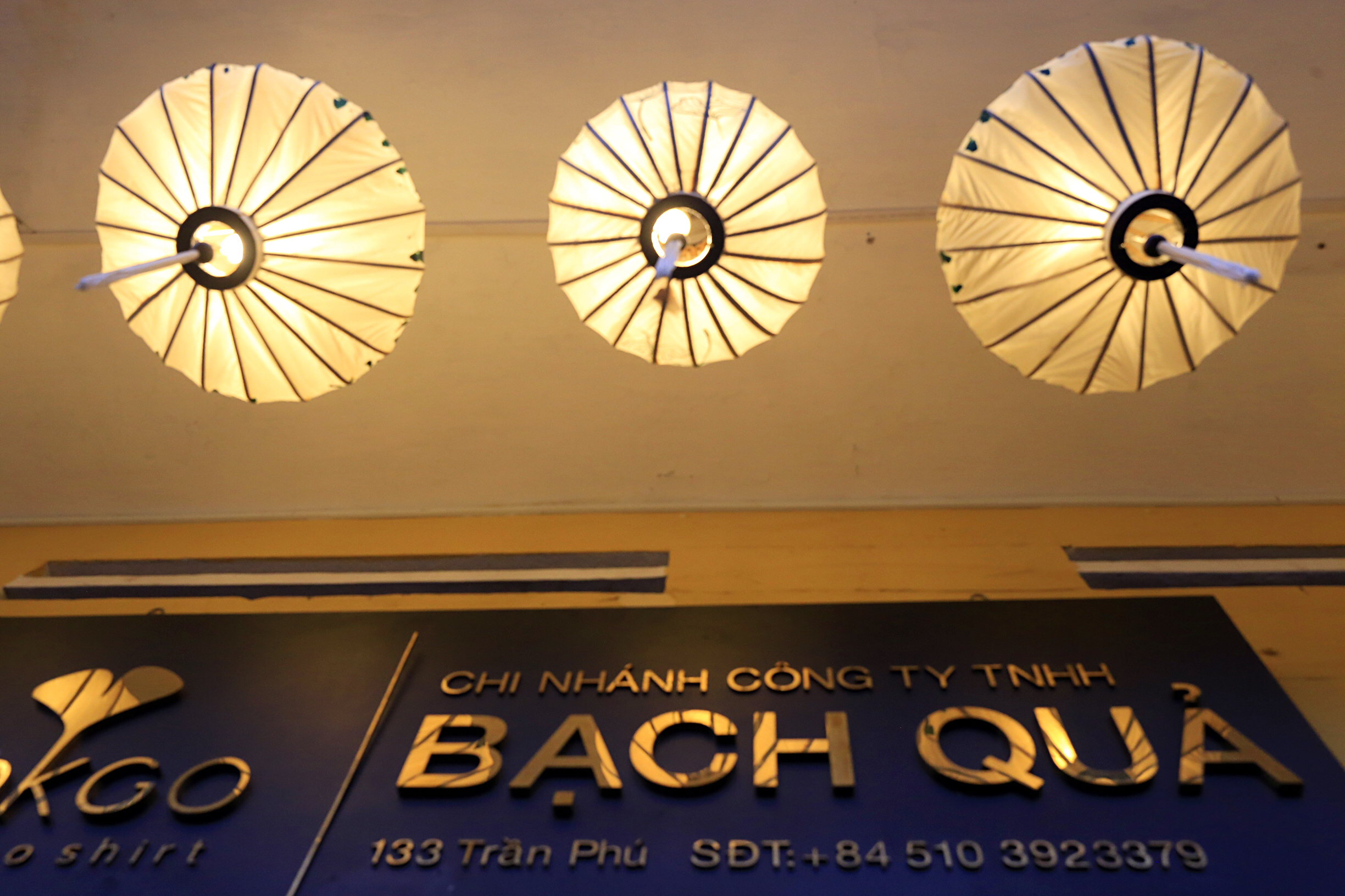 在越南会安古镇，喝一杯柠檬叶荷花茶、拍一次灯笼里的订婚照