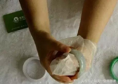 手镯玉戴上取不下来怎么办,手镯拿不下来的小妙招