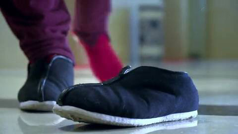 小时候穿过的鞋视频,小时候穿过的鞋子和衣服