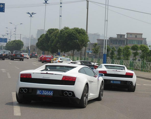 街头偶遇1500万的豪车,偶遇超跑豪华婚车车队