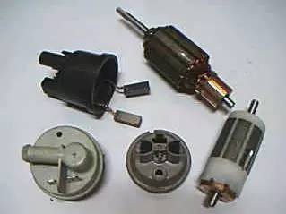 加油黄灯亮了再去加油合适吗,加油亮红灯还能开几公里