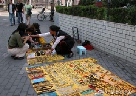 最传统的地摊生意,饰品地摊卖什么最吸引人