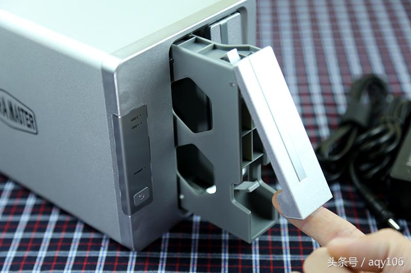 体验简单直接的TerraMasterD2-310